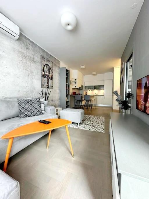 Urban Oasis: Stylish Retreat Appartement Zagreb Buitenkant foto