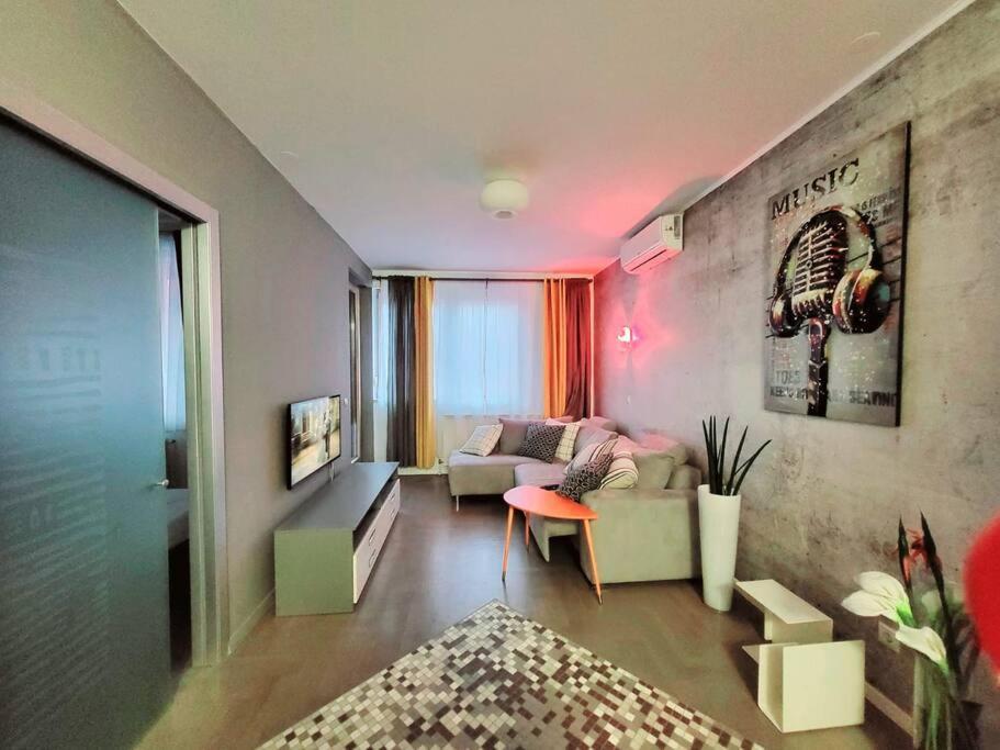 Urban Oasis: Stylish Retreat Appartement Zagreb Buitenkant foto